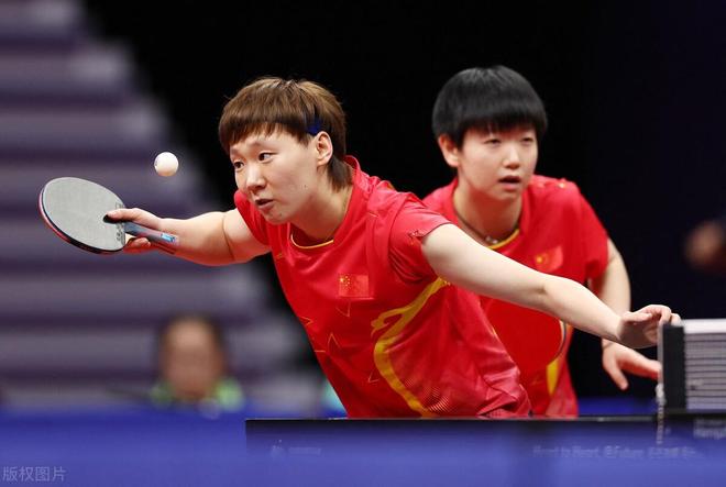 背打出球 背打出球